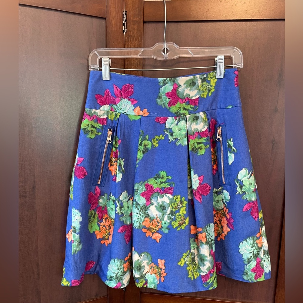 Maeve Floral Skirt with Rose Gold‎ Accent Zippers size 4